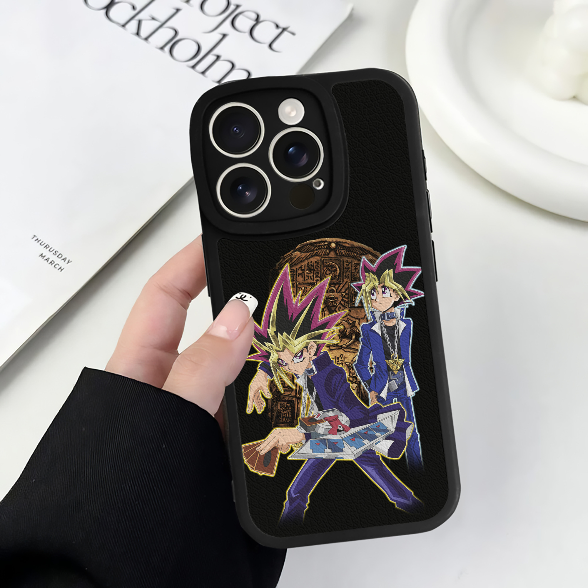 （画像用） 遊☆戯☆王 Yu-Gi-Oh! 【iPhone 16シリーズ対応】シリコンスマホケース（レザー調） 材質：シリコン